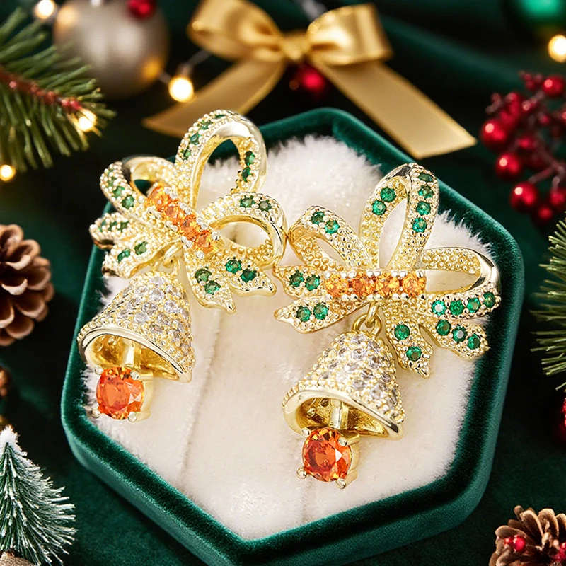 Huitan Festival Schleife und Jinglebells Ohrringe für Frauen Goldfarbe Bunte CZ Weihnachtsglocke Design Baumelnde Ohrringe Neuer Schmuck