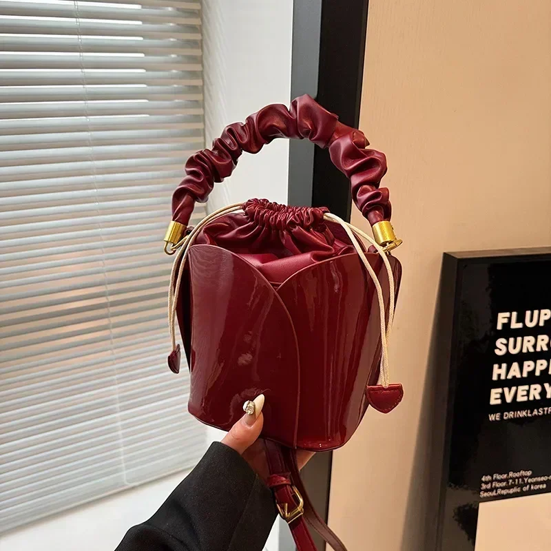 New Western Trendy Bucket Bag Retro Petal Shaped Crossbody Bag Fashion Personalized Lacquer Leather PU Minimalist Handheld Bag