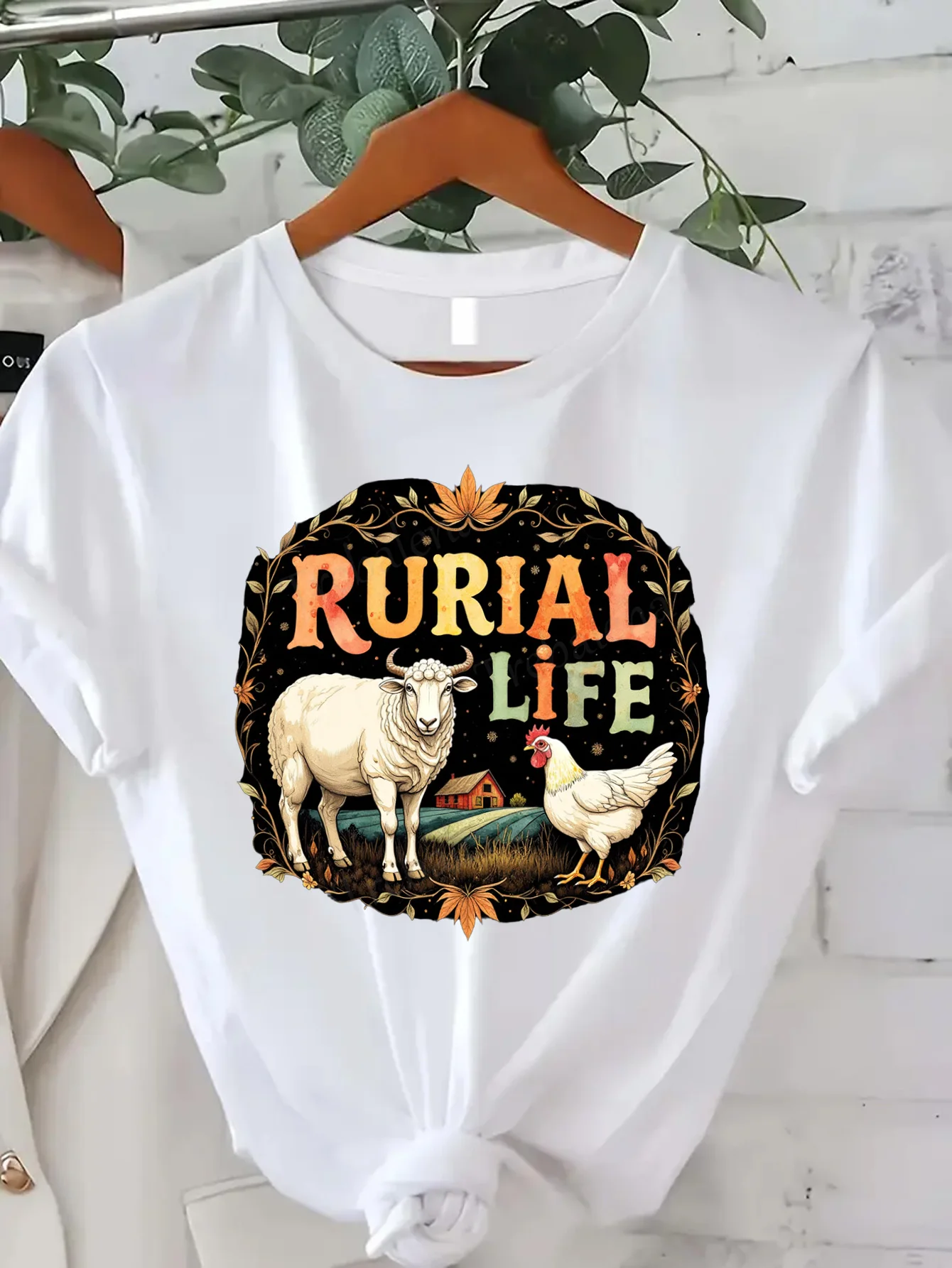 

Удобная женская футболка с принтом Футболка в деревенском стиле Farm Life с дизайном овцы и курицы для женщин