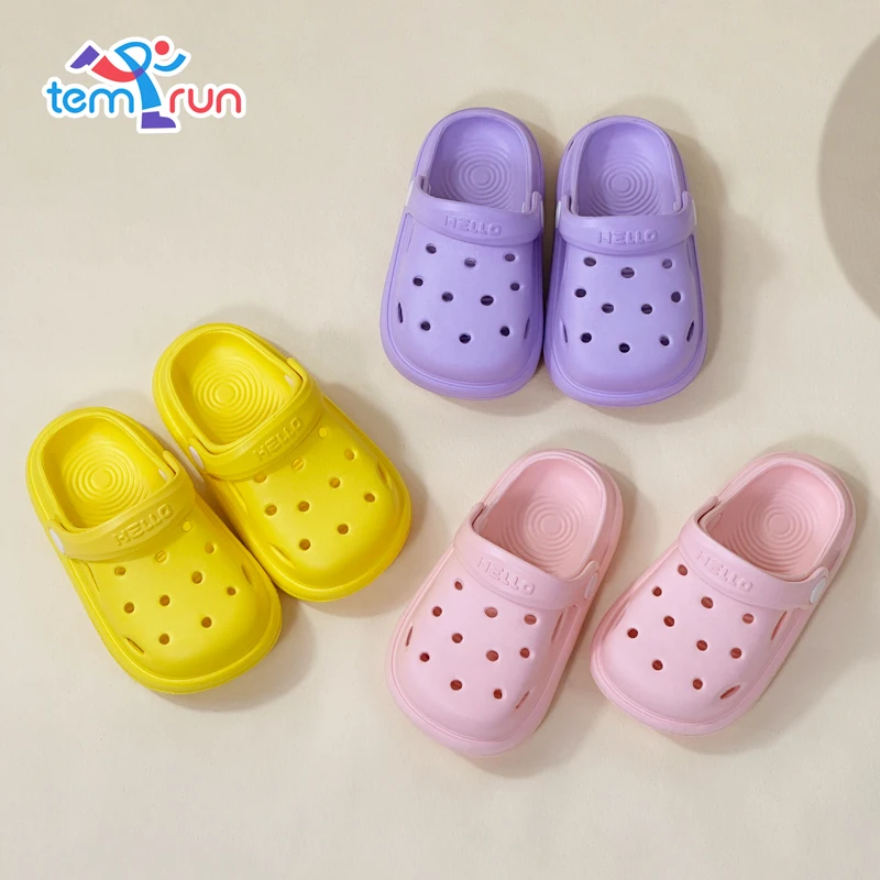 

Новые детские тапочки, непромокаемая летняя домашняя/наружная нескользящая пляжная обувь для мальчиков и девочек, садовая обувь с отверстиями