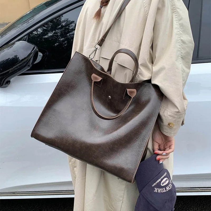 

Ladies Handbag Crafted From Flexible Leather Featuring Paris Inspired And Trendy Vintage Daily Style​