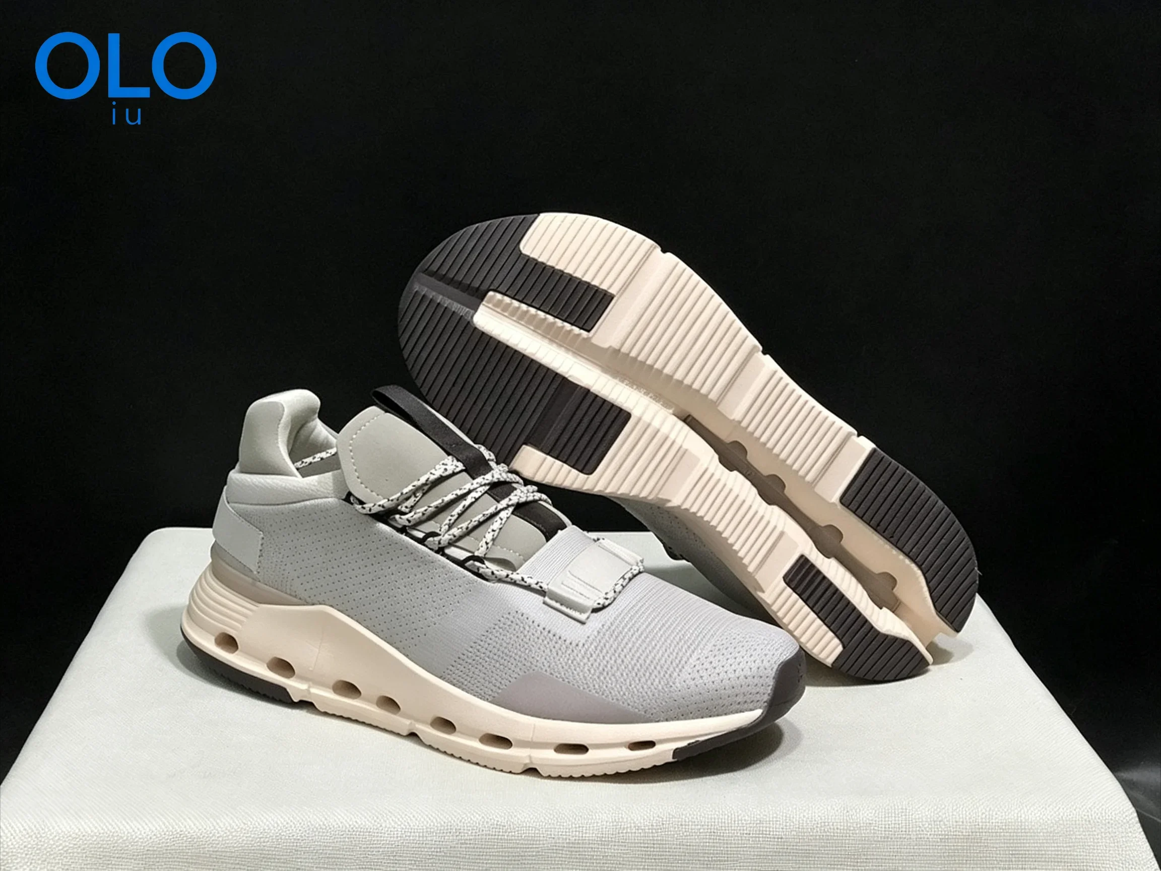 Scarpe da Corsa con Tomaia in Rete Grigio Chiaro, Suola Spessa a Blocchi Traforata Beige, Design con Lacci Rapidi, Scarpe Sportive per Allenamento in Palestra