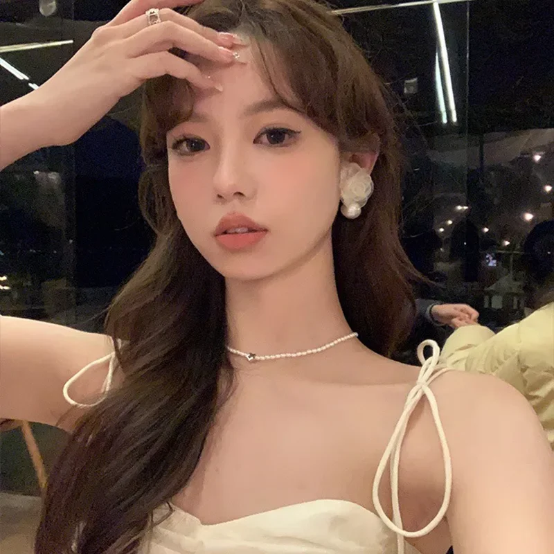 مشبك أذن على شكل وردة فرنسية، أقراط لؤلؤ عصرية ورومانسية راقية بدون فتحات للأذن 2025 أقراط نسائية فاخرة خفيفة جديدة