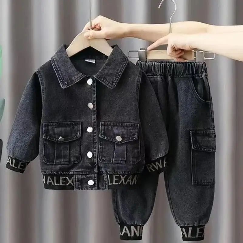 

Новый детский джинсовый комплект 2026 года: весенне-осенний повседневный комплект из джинсов для мальчиков и девочек, топ и брюки, две части, для детей 2-7 лет