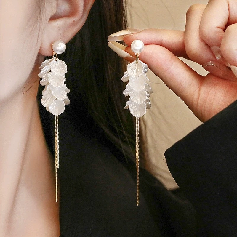 Trendy Long Tassel Dangle Earrings for Women Golden Chain White Acrylic Petal Dangle Earrings Abstract Wheat Shape Jewelry Gifts