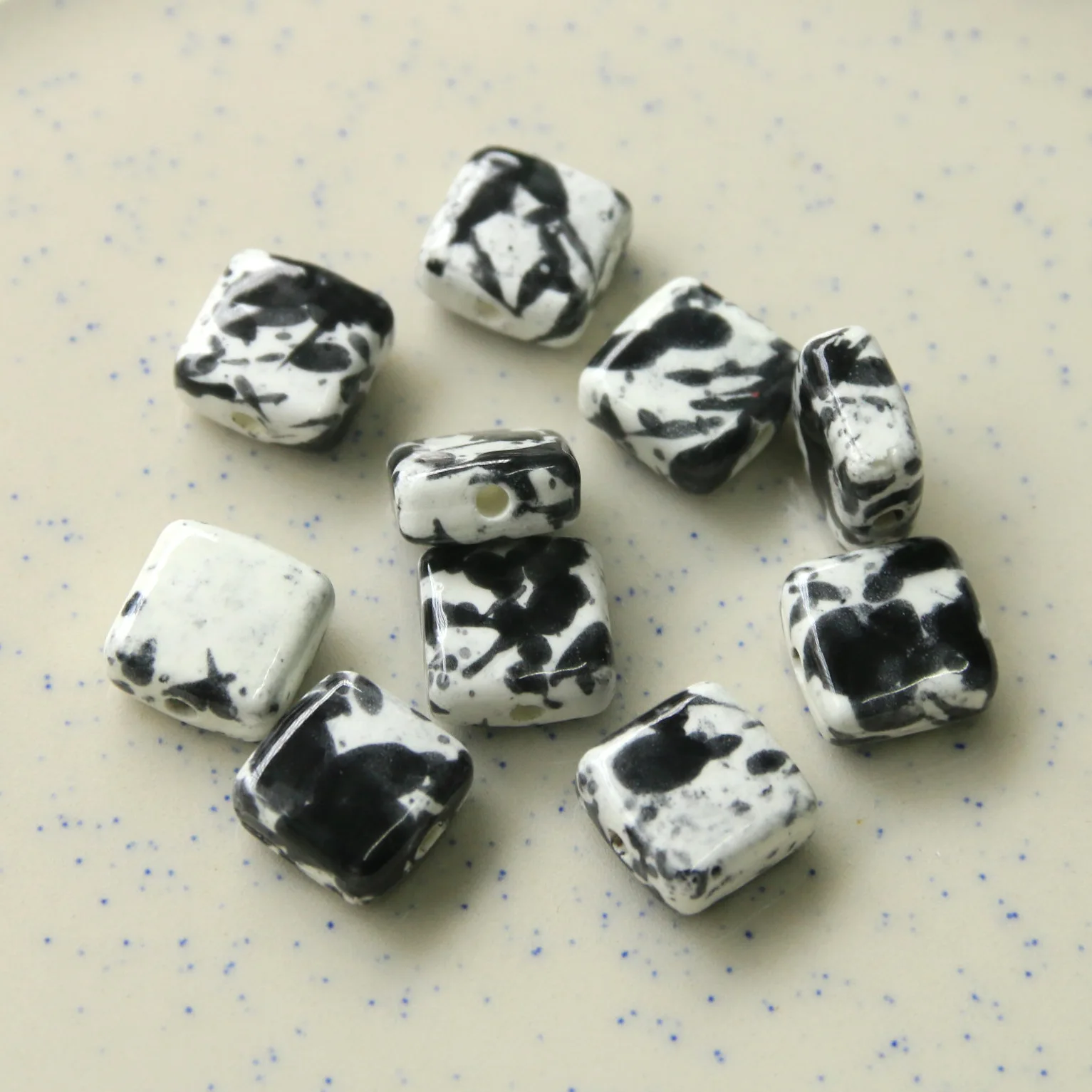 Wholesale 60pcs 13*13mm Fashion White Black Colors Geometry Ceramic Clay Jewelry Beads Women Earring Necklace Beading Material