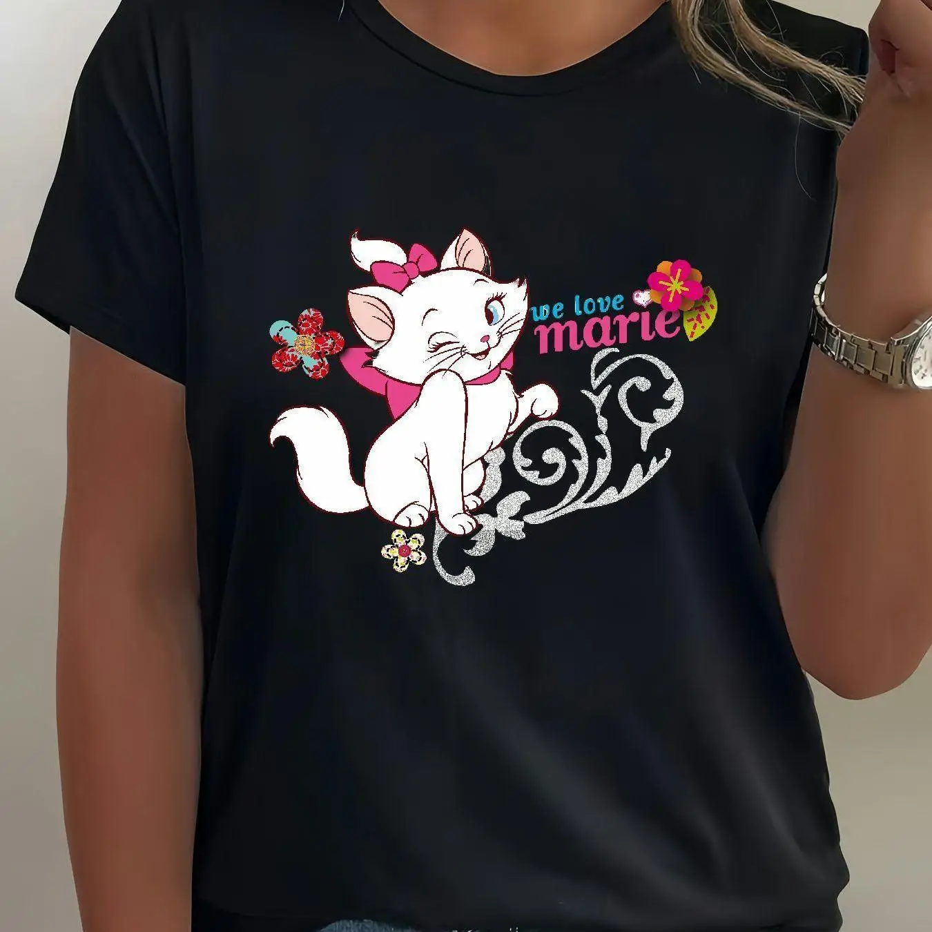 بلوزة نسائية كبيرة الحجم بأكمام قصيرة - طباعة قطة كرتونية "We Love Marie"، تي شيرت كاجوال أسود مع لهجات زهور
