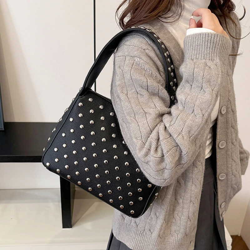 Modische Sling-Handtaschen, Shopper-Tasche, Nieten-Design, Hobo-Schultertaschen, 2024, schwarzer Punk-Stil, Unterarm-Schulter-Handtasche und Geldbörse – Detail 24