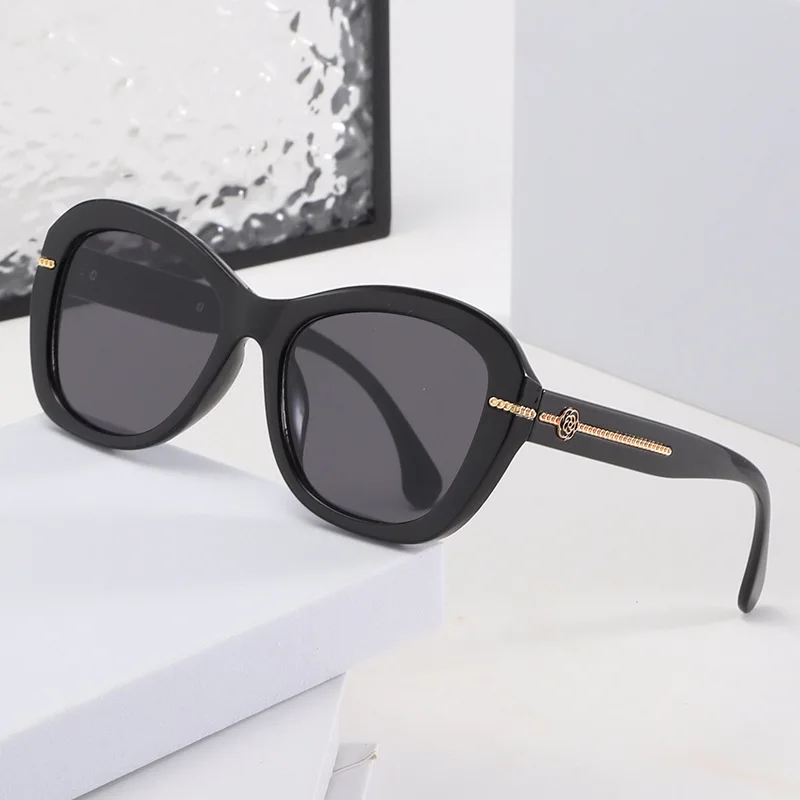 

UV400 Sunglasses for Girls, Fashionable, High Sensitivity, Trendy, Simple, for Men and Women, New Collection 2025