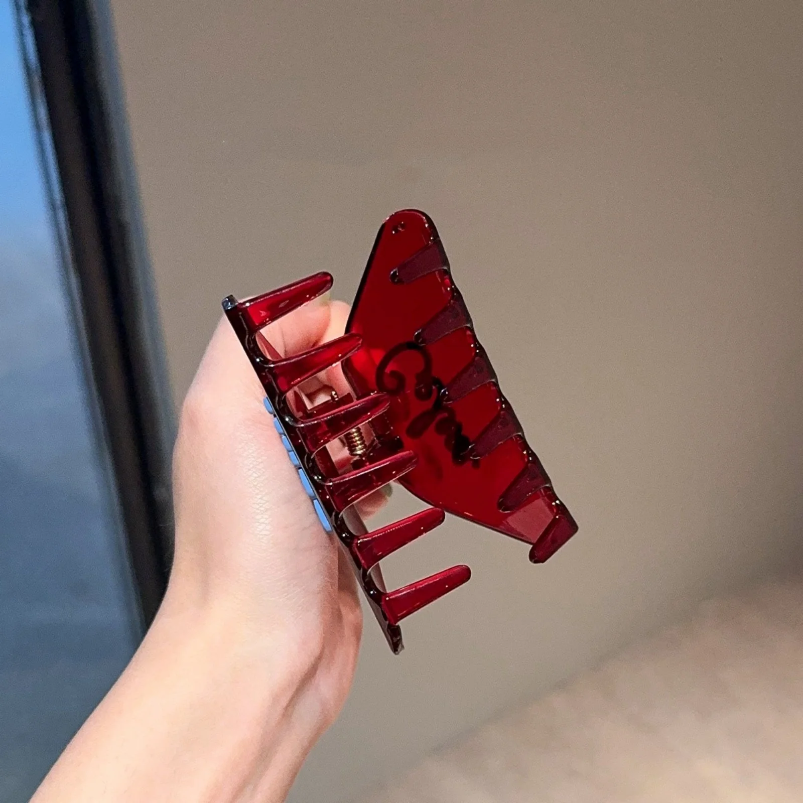 1 Stück Cuckoo Sauce Koreanischer Designer-Stil Buchstaben-Dreieck-Klauenklammer, Nischen-Original-Haifischklammer für halbhohe Frisuren, kleine Größe