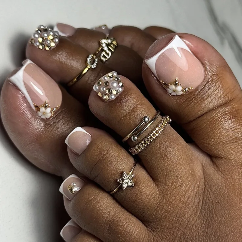 2026 Nuevas Uñas Postizas Para Dedos del Pie Francesas con Diseño de Cristales Corazón Borde Blanco Veraniegas 4