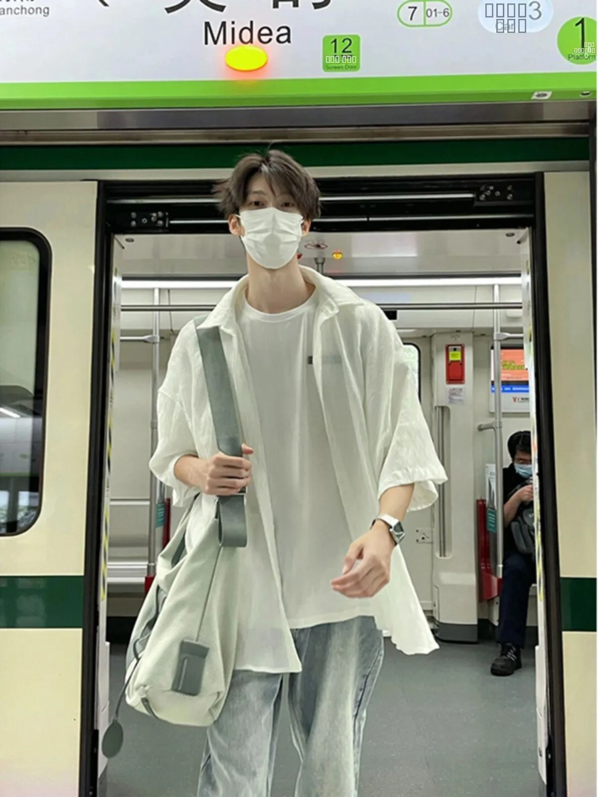 

Белая мужская летняя рубашка из ледяного шелка с коротким рукавом, оверсайз, для пар, солнцезащитная, в американском стиле, молодежная, свободного кроя, с пуговицами