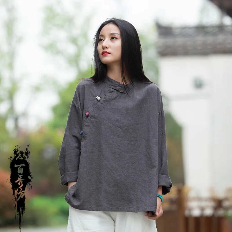 빈티지 비대칭 셔츠: 샌드워시 처리된 스탠드 칼라 탑, 컬러 블록 개구리 단추 여밈.