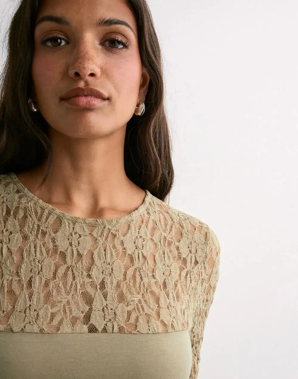 เสื้อครอปท็อปผ้าตาข่ายซีทรูสำหรับผู้หญิง สไตล์คลับแวร์สุดหรู แฟชั่นเสื้อแขนยาวลูกไม้สีดำ ทรงเข้ารูป  เสื้อเบลาส์สำหรับงานปาร์ตี้