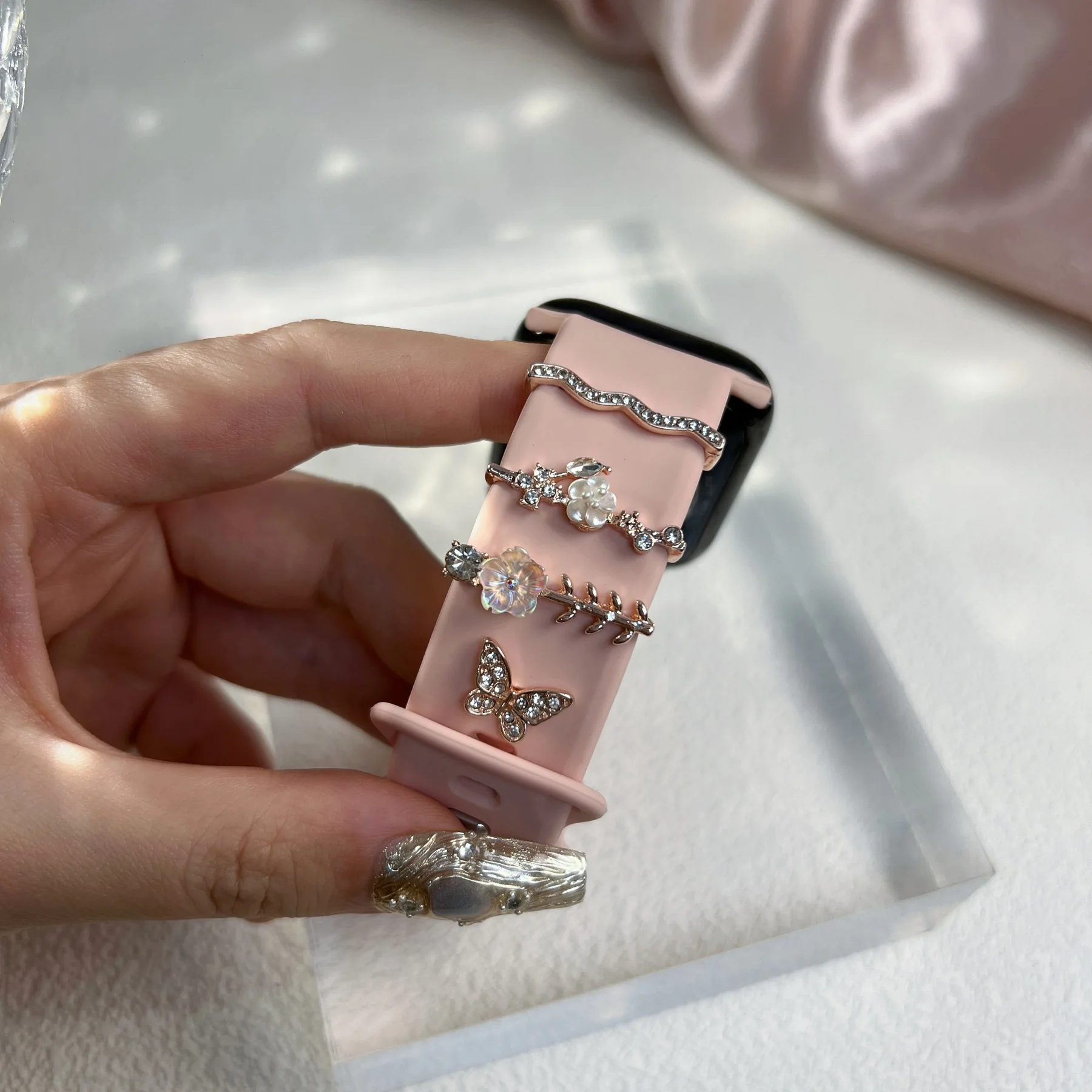 โลหะ Charms นาฬิกาแหวนตกแต่งสําหรับ Apple เครื่องประดับเพชรสําหรับ iwatch สร้อยข้อมือซิลิโคนเครื่องประดับอุปกรณ์เสริม