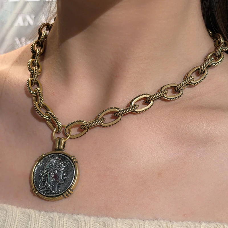 Vintage Copper Queen Portrait Ancient Coin Pendant Necklace Jewelry Antique Gold Color Women Quality Luxury Designer Gifts Prom