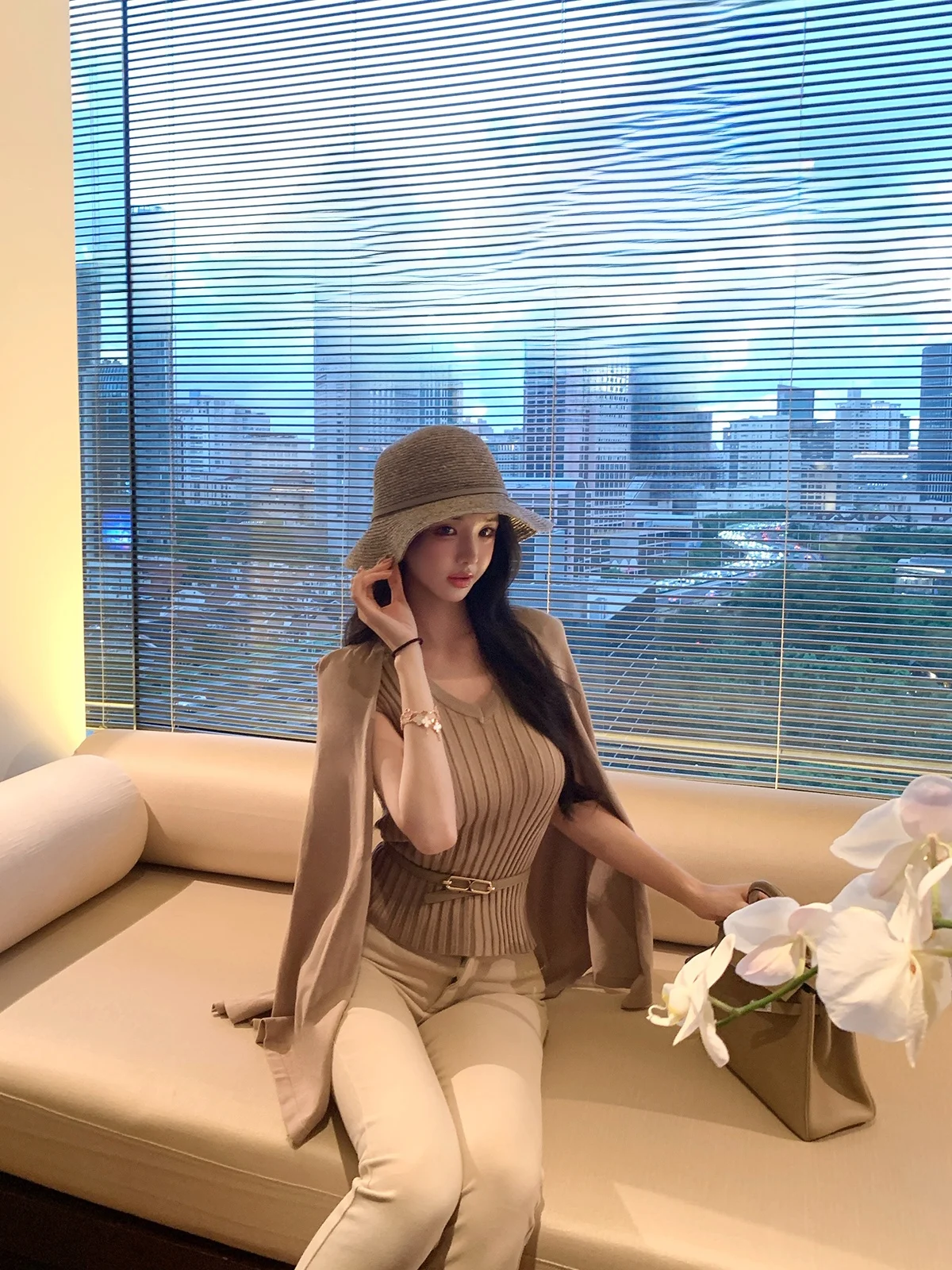 

Новинка! Женский вязаный двухцветный свитер-халтер с поясом, приталенный, осенняя коллекция 2025, модный повседневный топ.