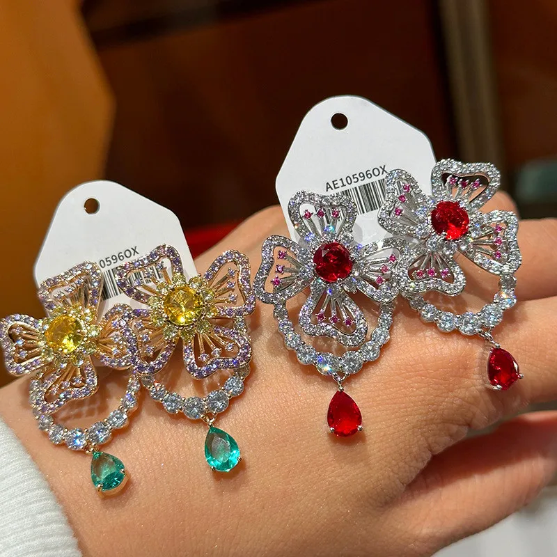 

Модные серьги с нежным цветком и цирконом