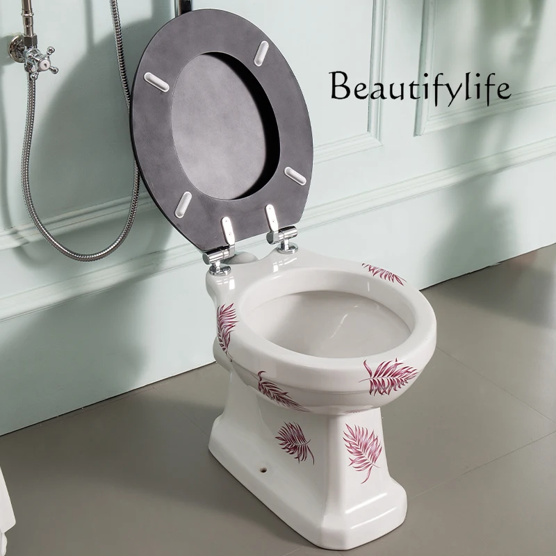 

Новый разделенный ретро-туалет с высоким резервуаром для воды, небольшая квартира в викторианском стиле, гостиничный клуб