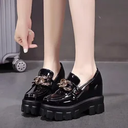 2026 Women Spring New Black Platform Flats Shoes Women Loafers Slip on Boat Shoes Metal Chain Designer Casual Leather Oxfords