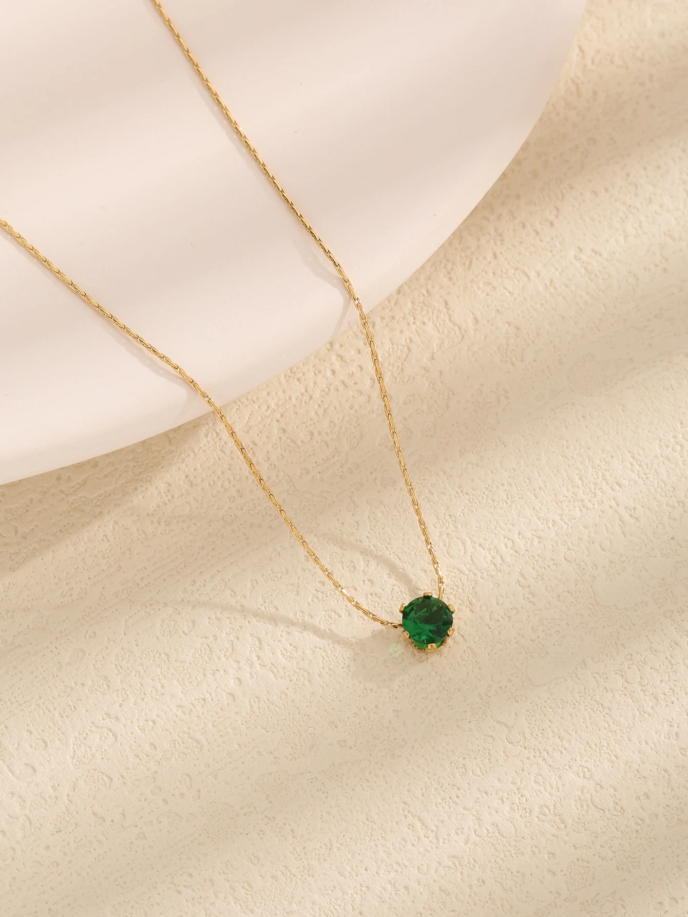 New style simple luxury six claw green diamond white diamond necklace senior sense woman