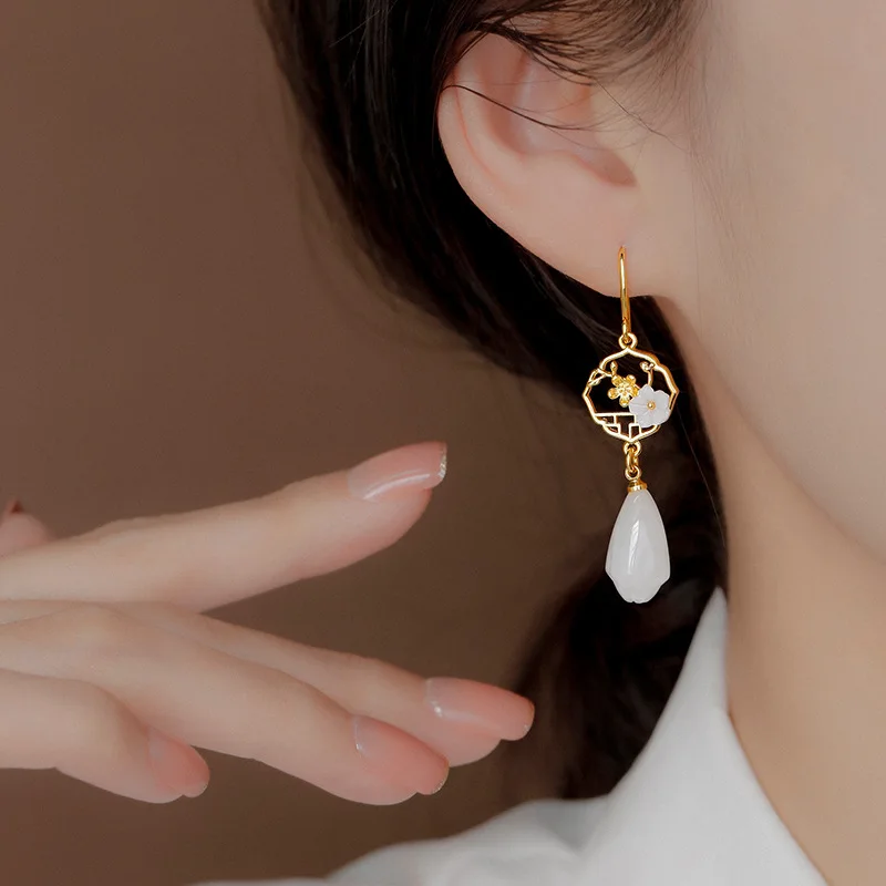 ماغنوليا أقراط على الطراز الصيني قطرة شيونغسام الطبيعية Hotan اليشم زهرة بيضاء أقراط للنساء كبار خمر مجوهرات الزفاف