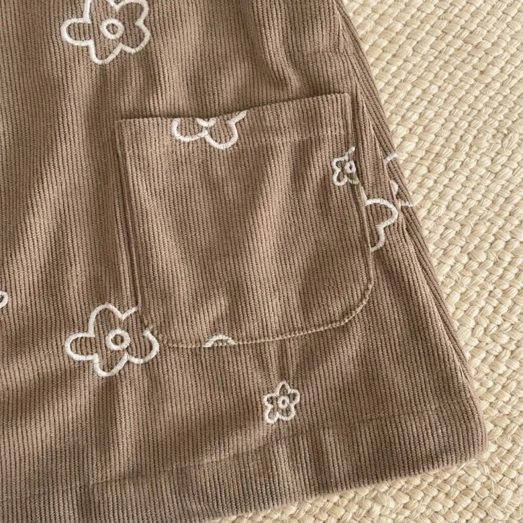 Braunes Cord-Kinderkleid für Mädchen, weißes, ärmelloses Strickkleid mit Blumenstickerei und Taschen – Detail 6