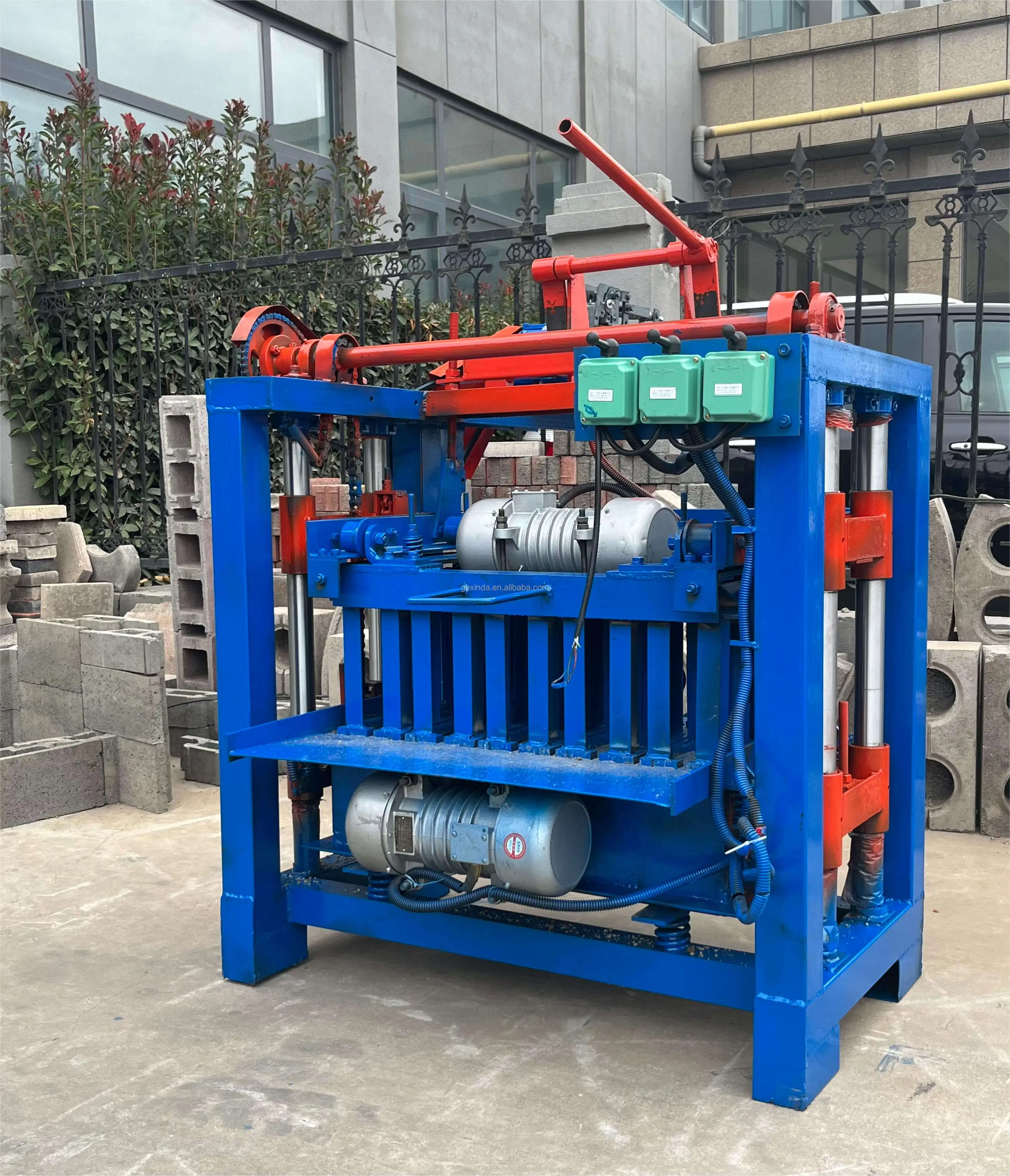 Zementbeton Hohlblockformmaschine 220V 380V Skala Produktion Ziegelherstellungsmaschine