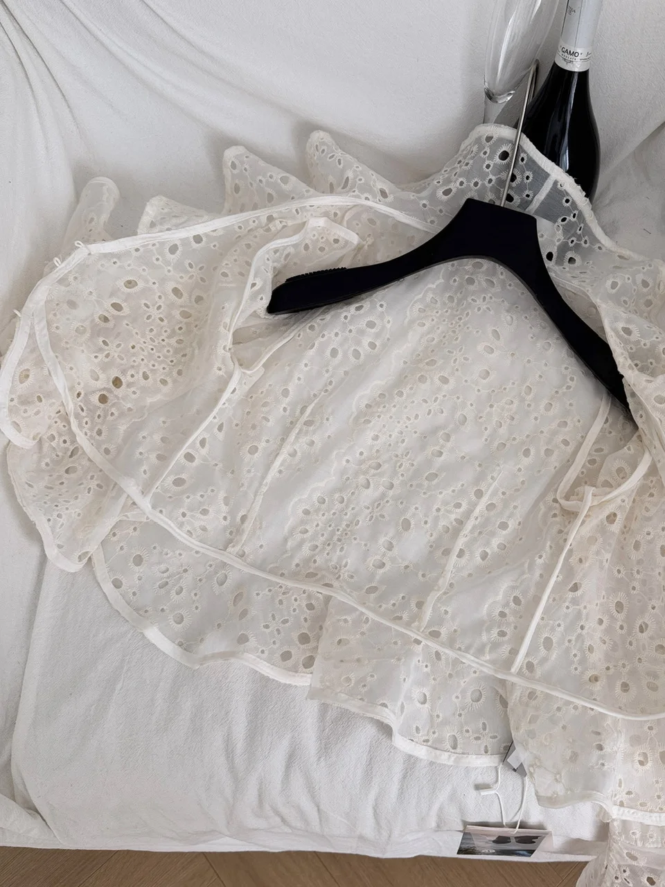 

French Sle Slim Fit irt Women's Heavy Embroidery ort Sve V-ne Bell Sve Ruffle Hem Waist-cinching Top