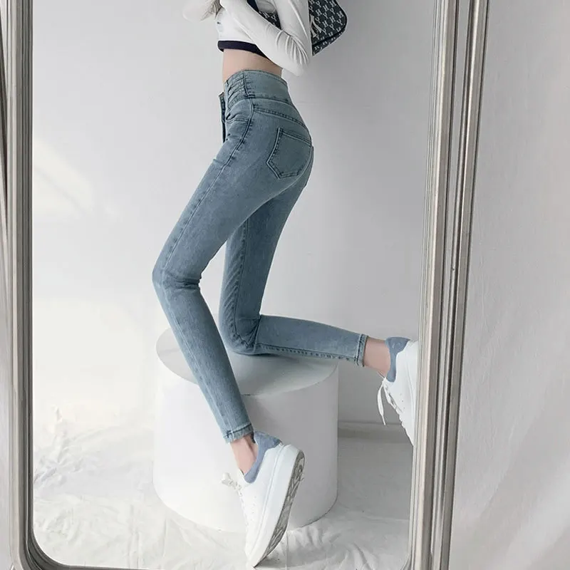 جينز أزرق فاتح للنساء، سروال جينز مطاطي عالي الخصر، بنطلون ضيق، أزرار جينز ضيق