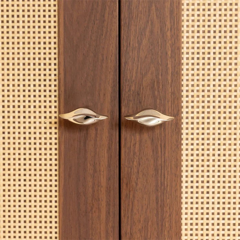 2Pcs Creative Lip Shape Cabinet Pulls Single-hole Kitchen Cabinet Door Handles Drawer Knob Unique Furniture Wardrobe Pulls Decor