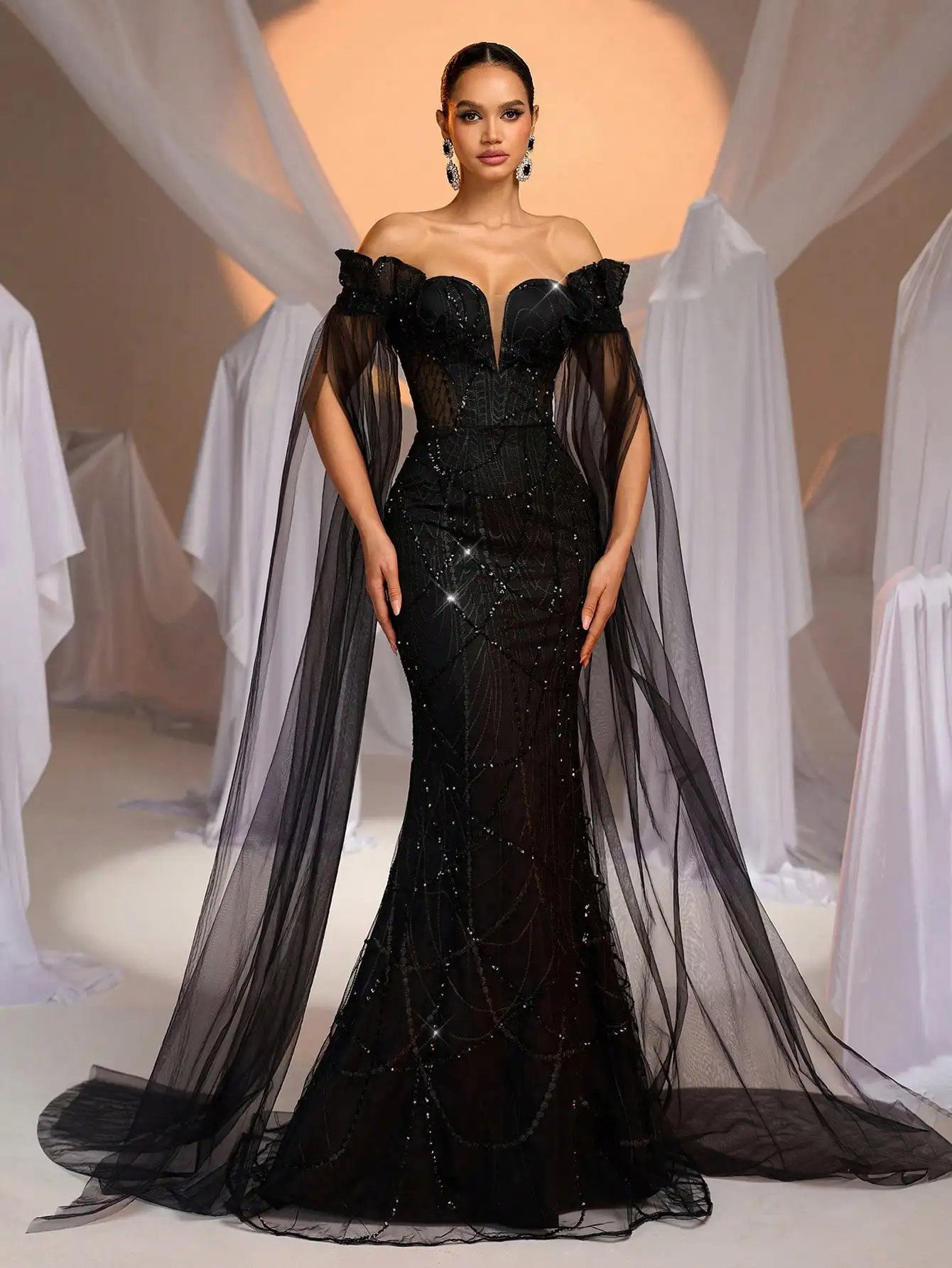 

Черное вечернее платье-русалка с пайетками и вышивкой, с открытыми плечами и прозрачными рукавами-накидкой для торжественных мероприятий