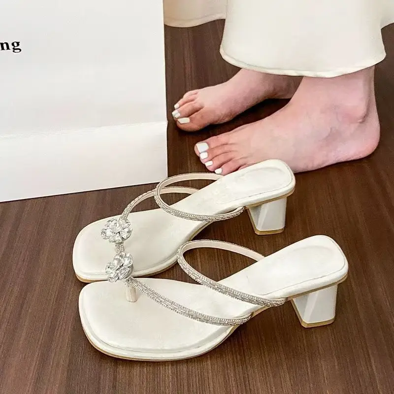 

Новые женские сандалии 2026 года во французском стиле на толстом каблуке, летние уличные шлепанцы с потрясающими стразами и цветами, с ремешком между пальцами, большие размеры