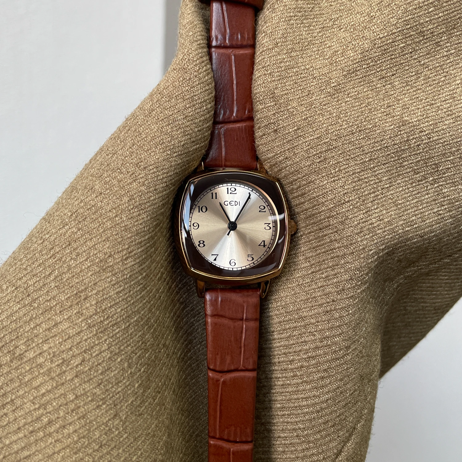 ساعة نسائية فاخرة على الطراز القديم-جودة عالية 2026 وصلت حديثًا ساعة يد نسائية بحزام جلدي كوارتز هدية نسائية #4