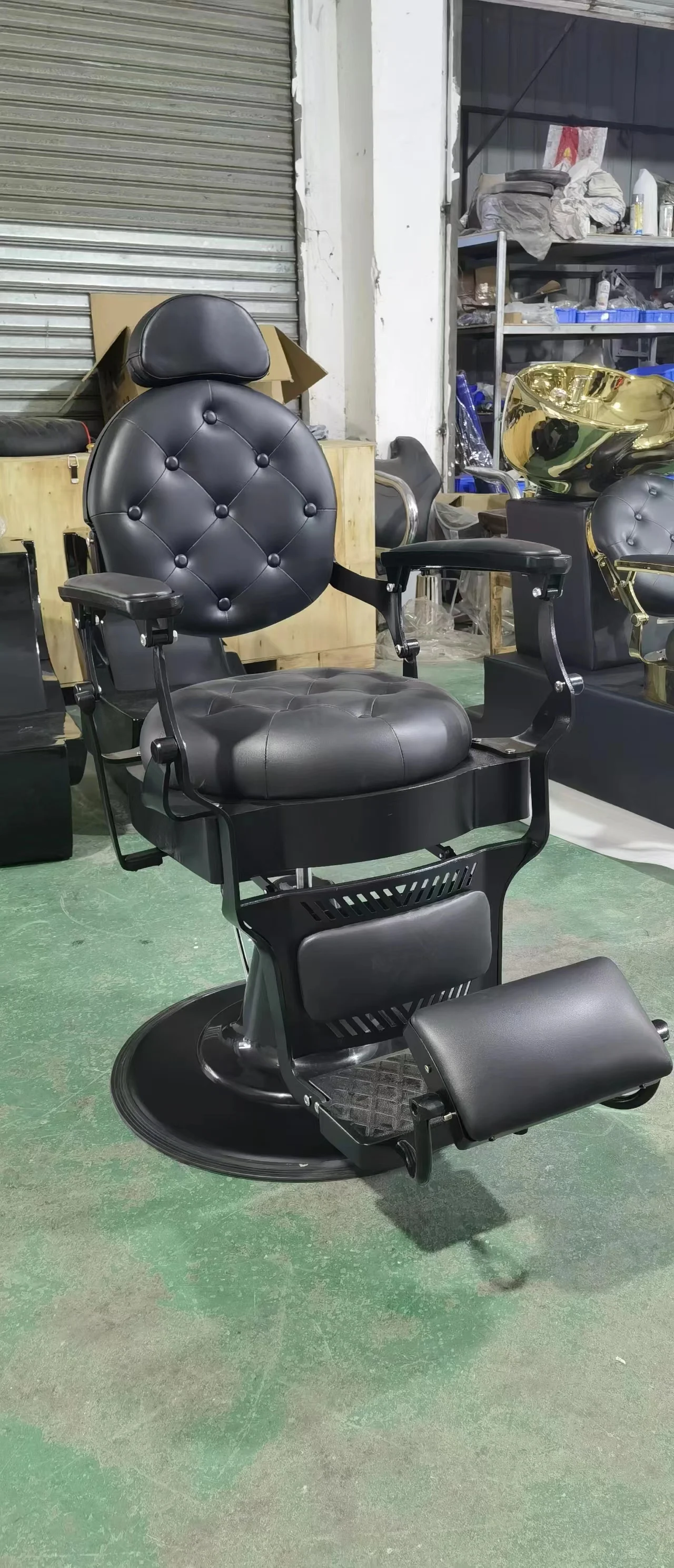 European Style All Black Barber Chairs Styling Chairs Salon Chair 10 Years Warranty