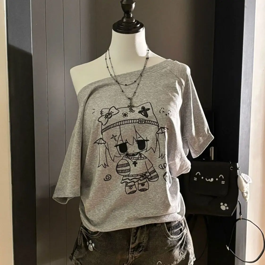 Übergroßes T-Shirt Harajuku Mode Grafik-T-Shirt Kurzarm Off-Shoulder Crop Top Damen Anime-Print Baumwolle Lässige Streetwear – Detail 1