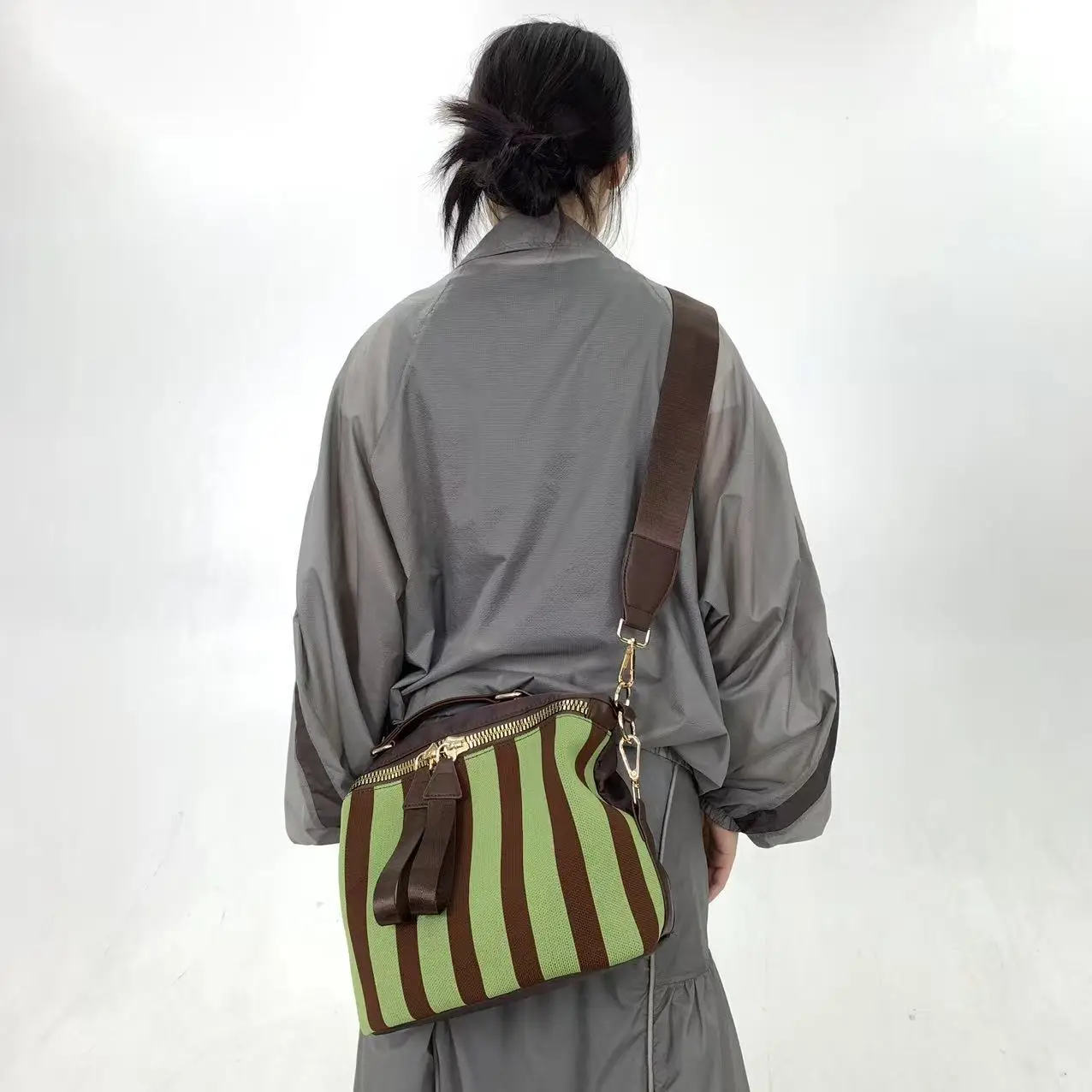 Modische gesteppte Mesh-Schultertasche für Damen mit Streifenmuster, einfache und vielseitige lässige Umhängetasche. – Detail 11