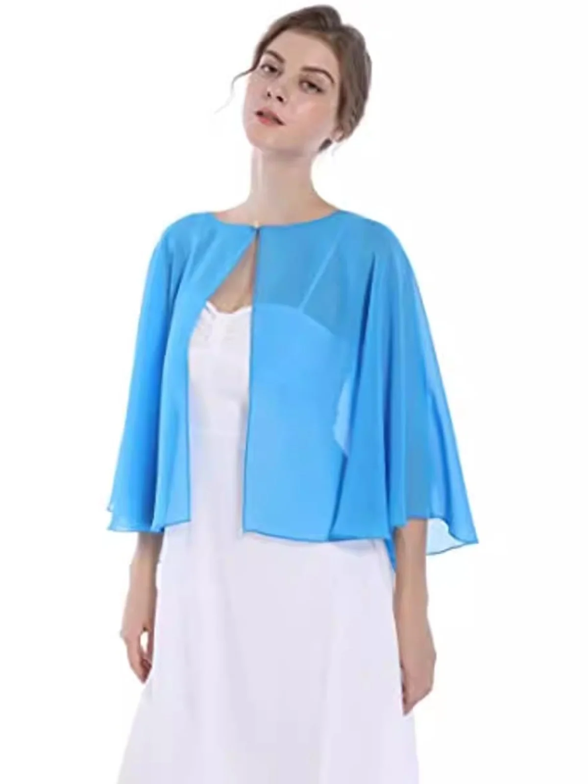 

Летняя женская универсальная блузка из шифона сине-белого цвета с круглым вырезом и пуговицами