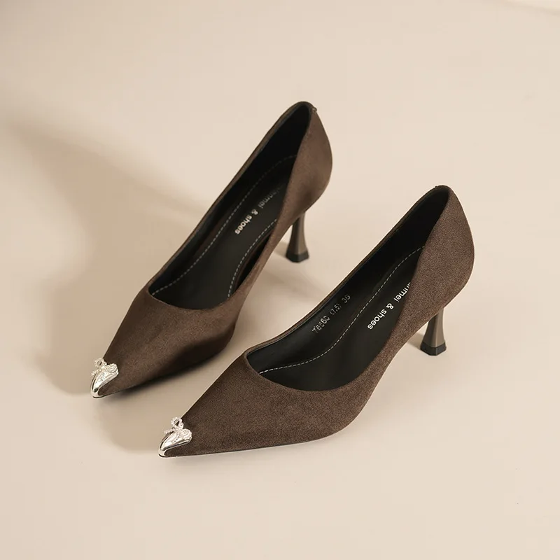 

Metal toe exquisite high heels for women with a retro style in spring and autumn, pointed and slim single shoes