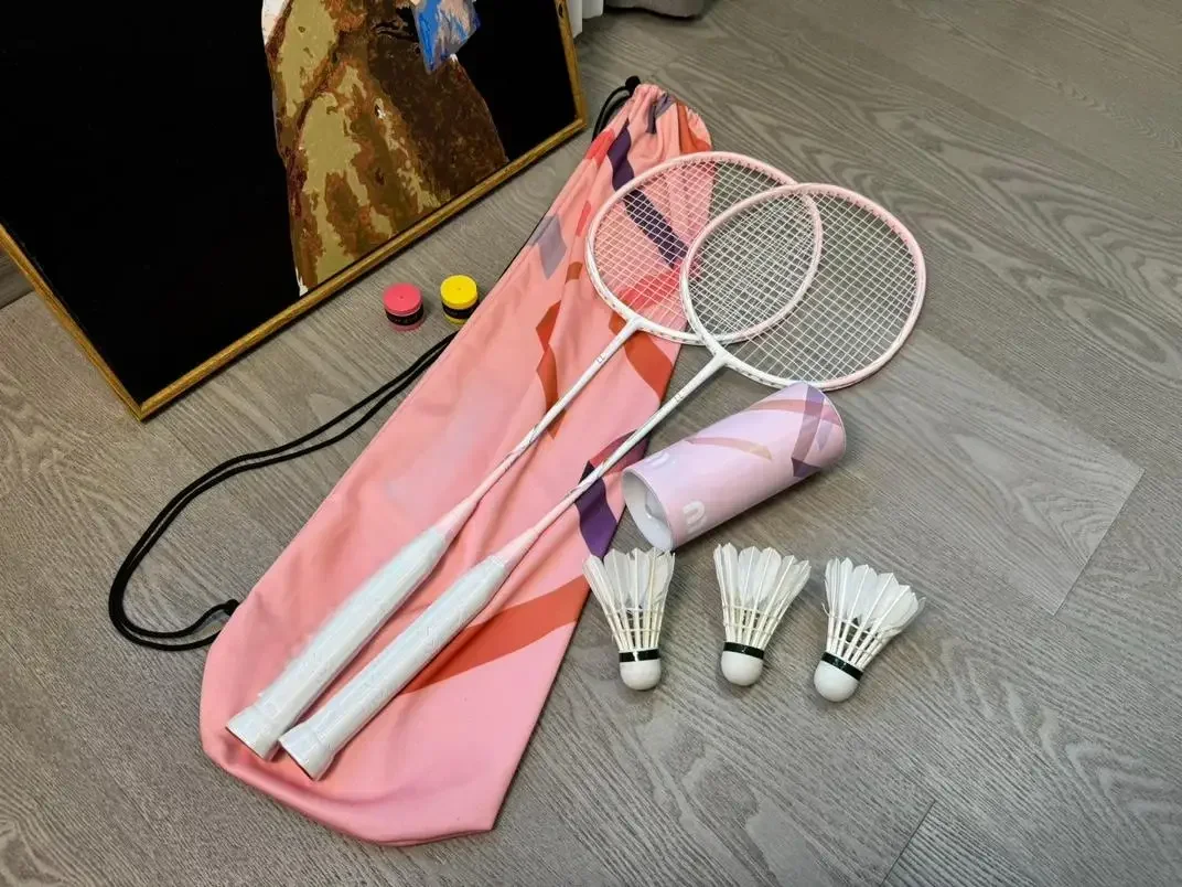 مثير مضرب كرة الريشة مجموعة كاملة مظهر رائع MIU العصرية الوردي خفيفة للغاية كامل الكربون مضرب كرة الريشة منخفضة مفتاح الفاخرة