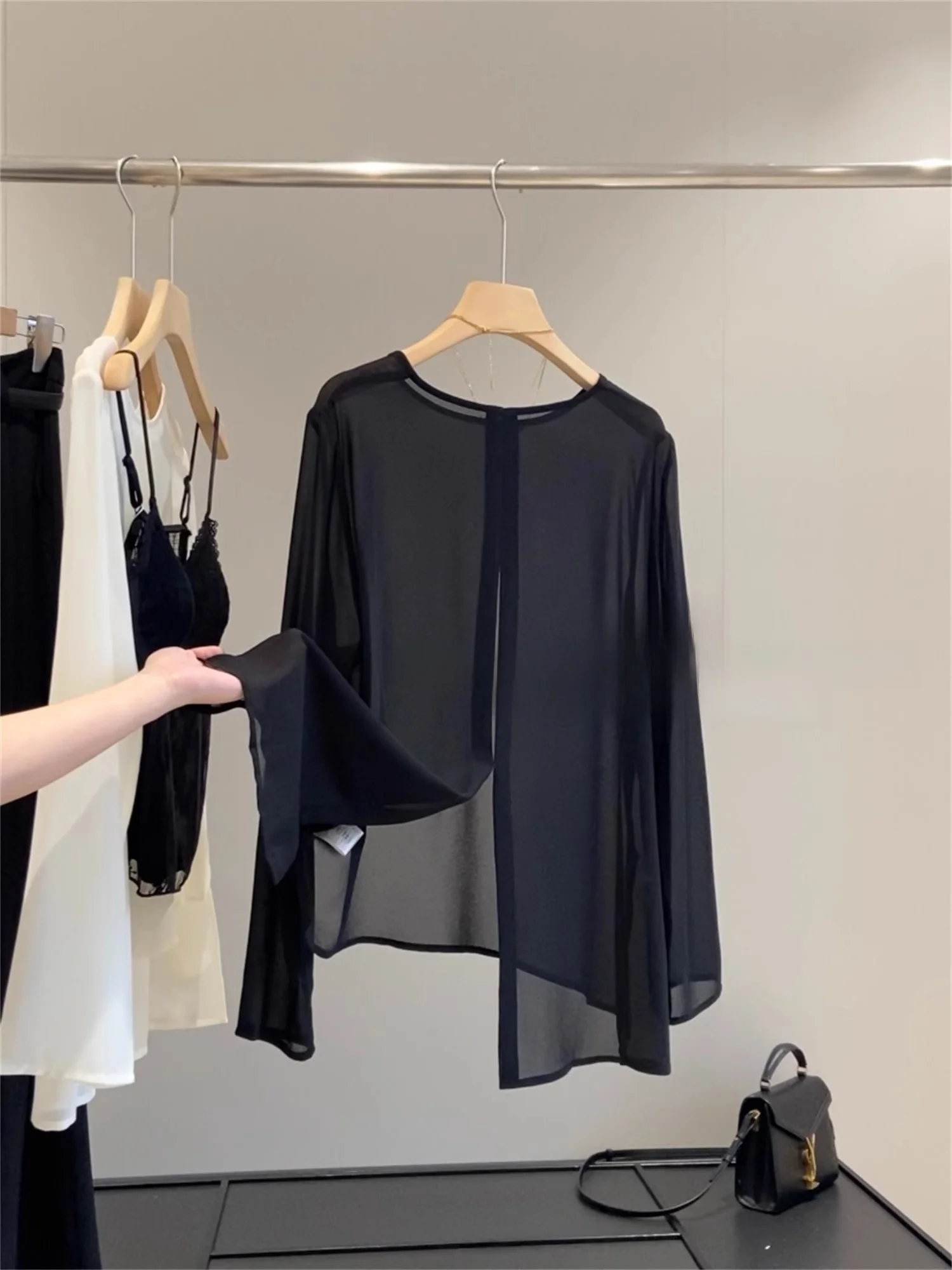 

Синяя летняя шифоновая тонкая блузка-накидка с разрезом и длинным рукавом, женская, для повседневной носки, свободного кроя, в корейском стиле, с отличным соотношением цены и качества.