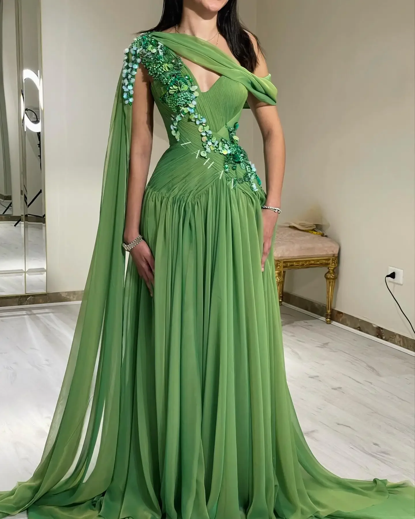 

Arabia Luxury Emerald Green 3D Beaded Evening Dresses One-Shoulder Chiffon Gown With Draped Cape For Gala & Prom