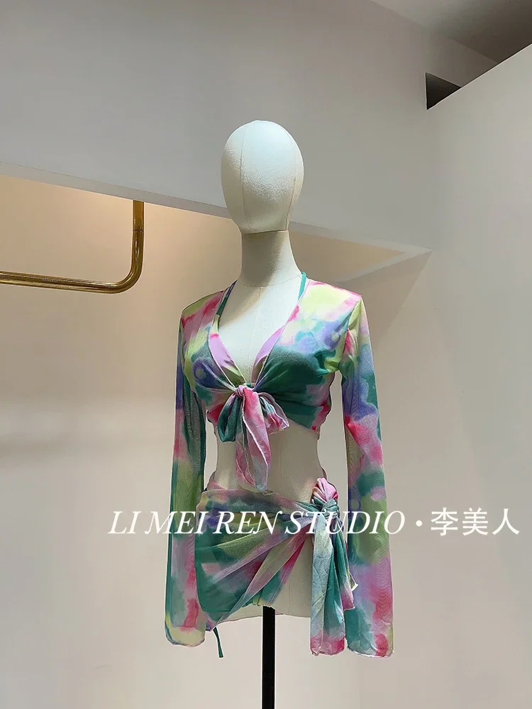 New Romantic vacation style long sleeved tie dye printed bikini swimsuit women's set