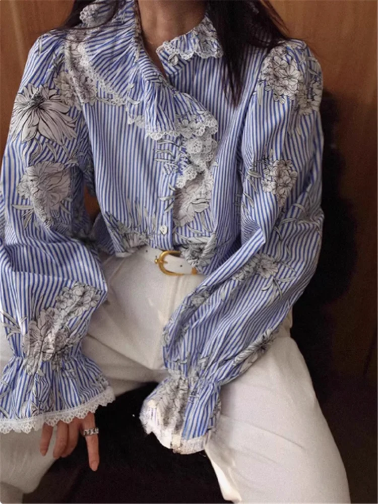 Camicia coreana a righe blu patchwork in pizzo chic 2025 Nuovo design autunnale da donna Camicetta ampia con stampa floreale a maniche lunghe svasata con volant