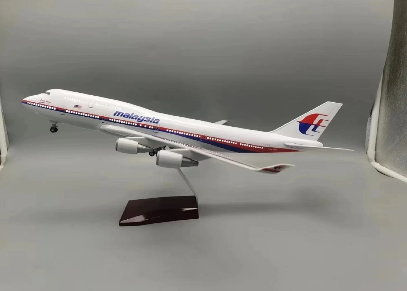 

47CM 1/157 Scale Aircraft 747 B747 Malaysian Airlines Model with Lights and Wheels Die-Cast Resin Aircraft Available for Collect