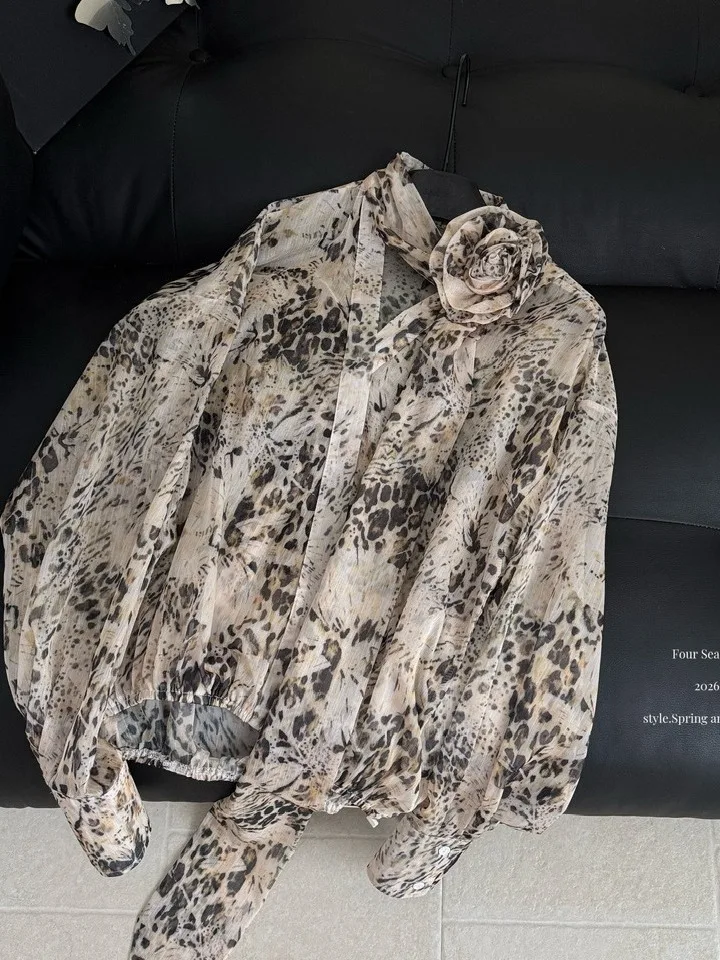 

Retro Leopard Print Sa irt Women's Loose Lightweight Outerwear Sun Protection Faionable Top Heat Generating Fiber