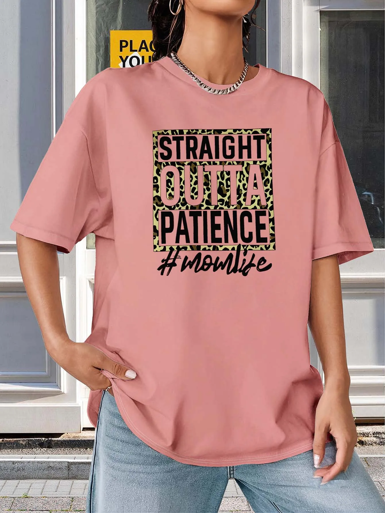 Plus size humorístico mãe vida temático elegante moda vestuário para tendências das mães que abraçam momentos diários atacantes