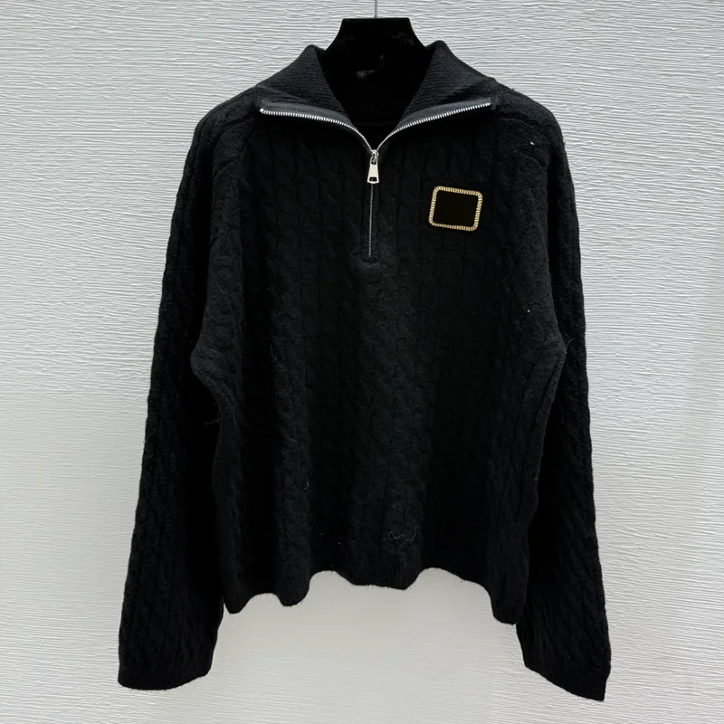 

Высококачественный женский синий свитер с воротником на молнии спереди и спиральным узором. Женский пуловер с прикрепленной этикеткой 25919166.