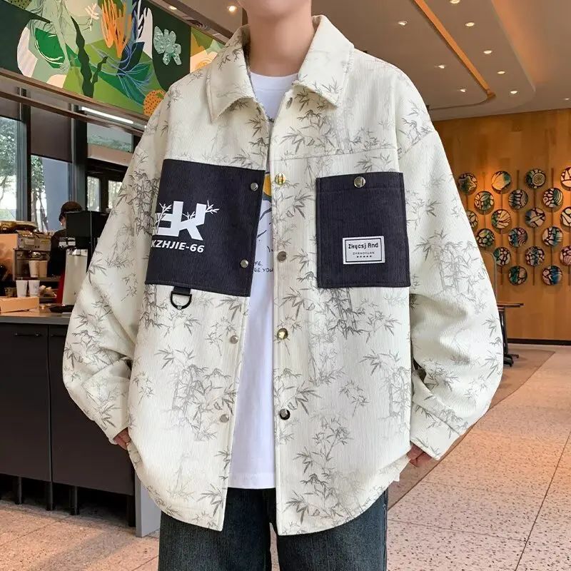 Kurtka jeansowa męska na wiosnę i jesień, sprana i barwiona metodą tie-dye z dziurami. Zmysł designu kurtki typu heavy-duty w stylu high street