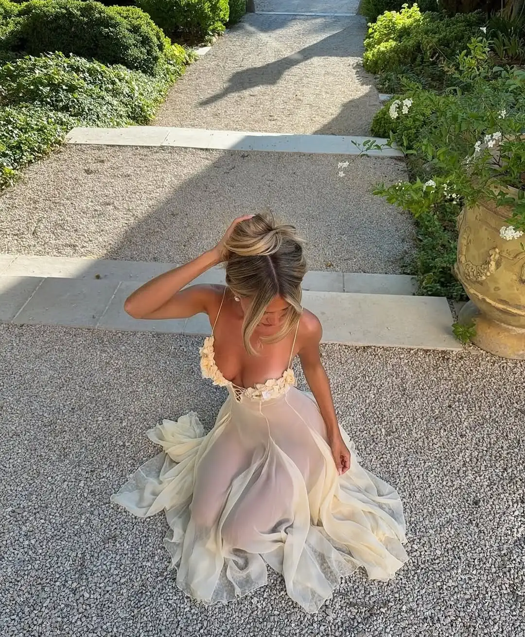 新しいデザインのセクシーなフルイリュージョンスパゲッティストラップイブニングドレス、バストに花柄、ユニークなスタイルのフリル、プロム、カクテル、ビーチドレス